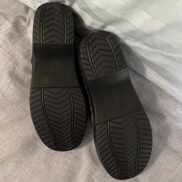 Patterned Clog Shoes - Picture 3 of 3